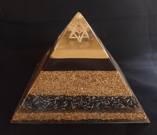 Orgonit Pyramide H: 11cm B: 15cm